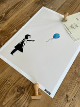 Charger l&#39;image dans la galerie, girl with earth balloon
